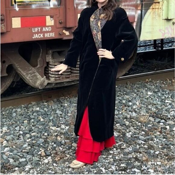 Coats By Cattiva Vintage Velvet Coat - Picture 3 of 12
